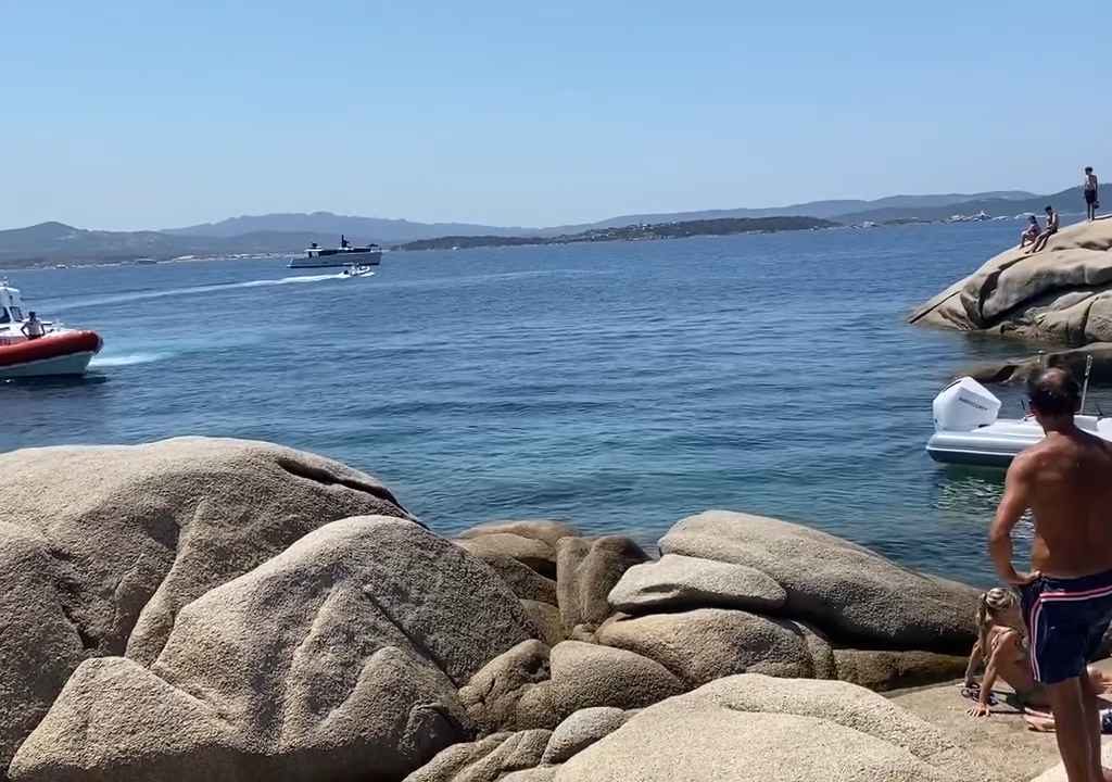 Festa illegale con barbecue di ricconi su spiaggia protetta in Sardegna: arriva la polizia