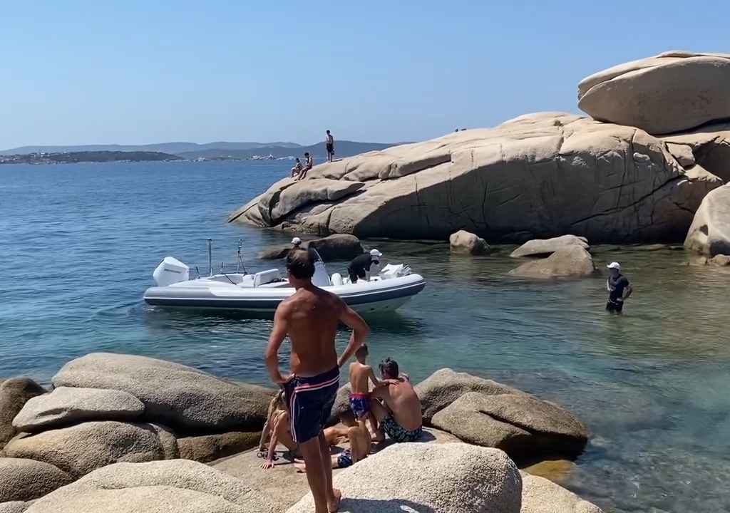 Festa illegale con barbecue di ricconi su spiaggia protetta in Sardegna: arriva la polizia