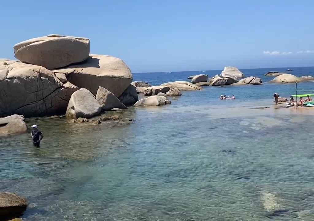 Illegale Party mit Barbecue der Reichen an einem geschützten Strand auf Sardinien: Die Polizei rückt an