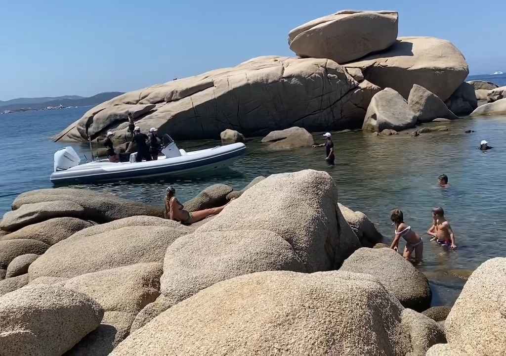 Festa illegale con barbecue di ricconi su spiaggia protetta in Sardegna: arriva la polizia