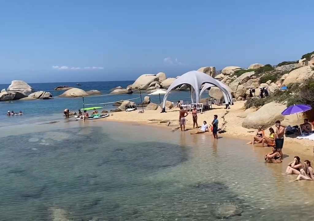 Fête illégale avec barbecue de riches sur une plage protégée en Sardaigne : la police arrive