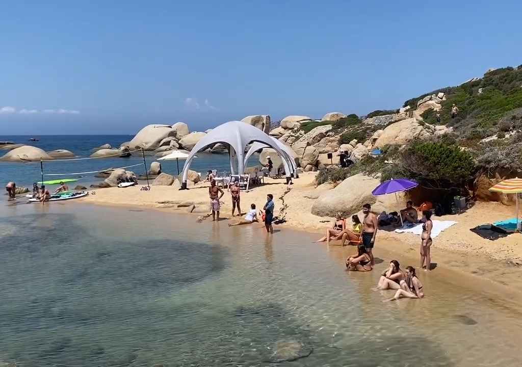 Festa illegale con barbecue di ricconi su spiaggia protetta in Sardegna: arriva la polizia