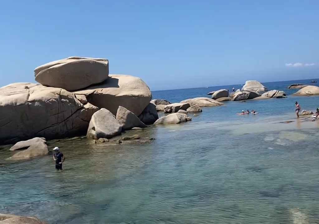 Fête illégale avec barbecue de riches sur une plage protégée en Sardaigne : la police arrive