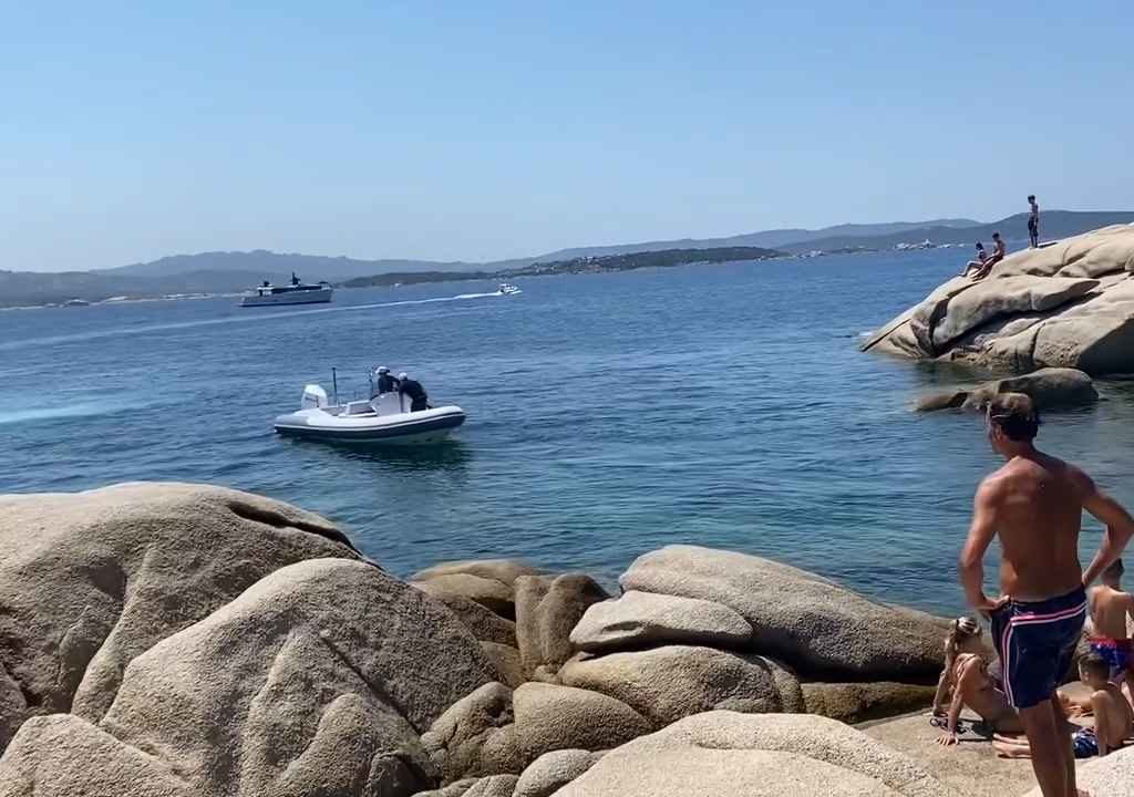 Festa illegale con barbecue di ricconi su spiaggia protetta in Sardegna: arriva la polizia