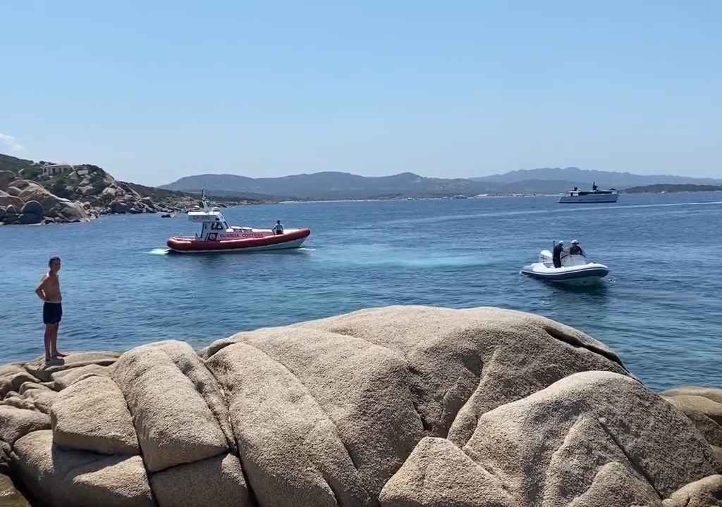 Festa illegale con barbecue di ricconi su spiaggia protetta in Sardegna: arriva la polizia