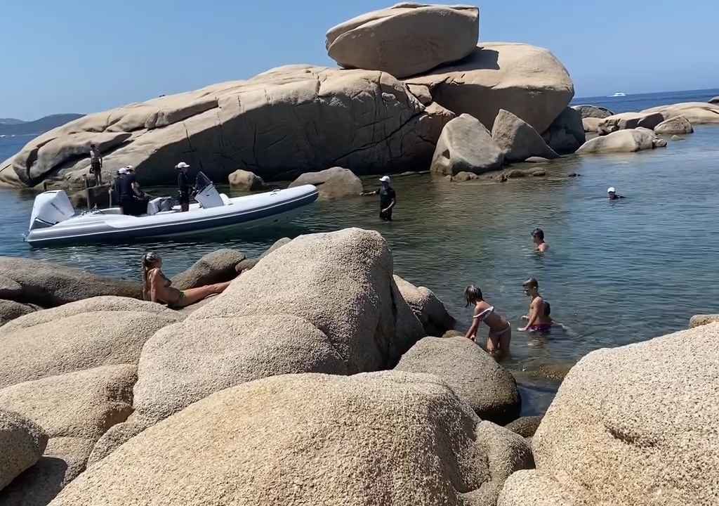 Festa illegale con barbecue di ricconi su spiaggia protetta in Sardegna: arriva la polizia