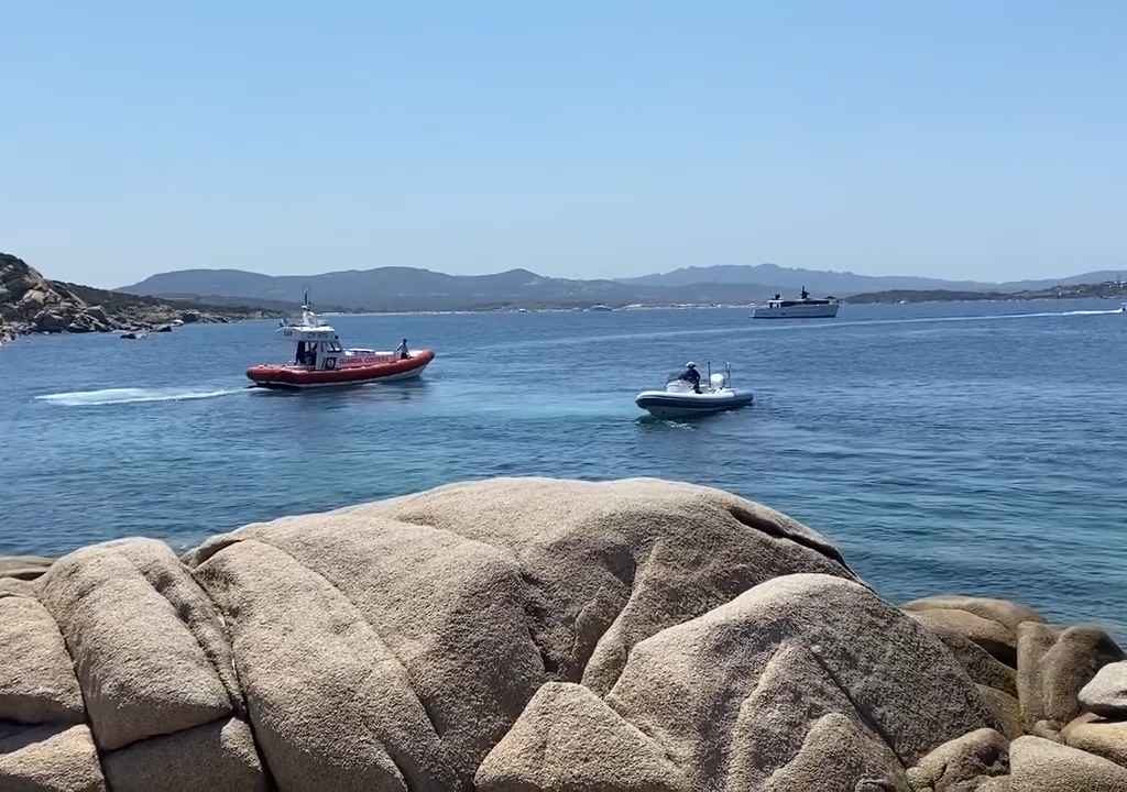 Illegale Party mit Barbecue der Reichen an einem geschützten Strand auf Sardinien: Die Polizei rückt an