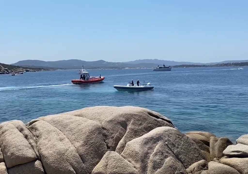 Festa illegale con barbecue di ricconi su spiaggia protetta in Sardegna: arriva la polizia