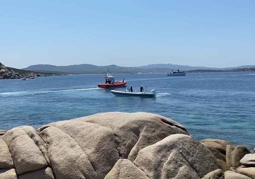 Illegale Party mit Barbecue der Reichen an einem geschützten Strand auf Sardinien: Die Polizei rückt an