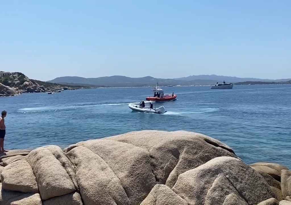 Illegale Party mit Barbecue der Reichen an einem geschützten Strand auf Sardinien: Die Polizei rückt an