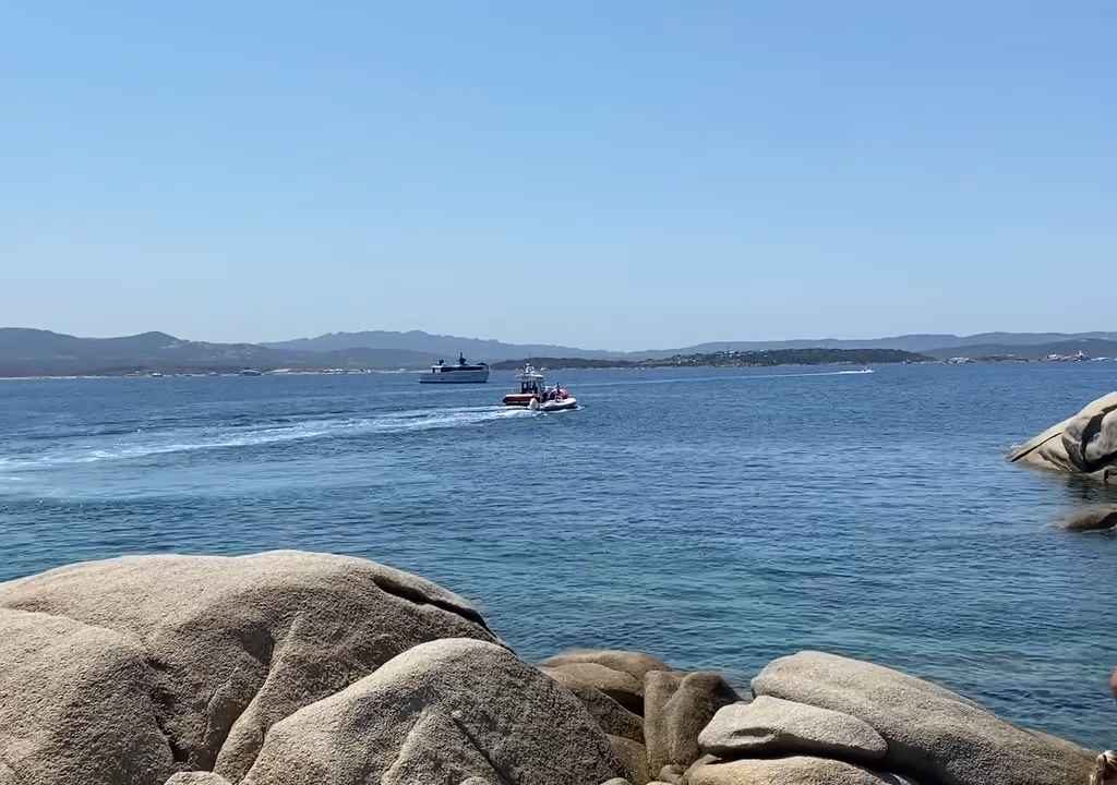 Festa illegale con barbecue di ricconi su spiaggia protetta in Sardegna: arriva la polizia