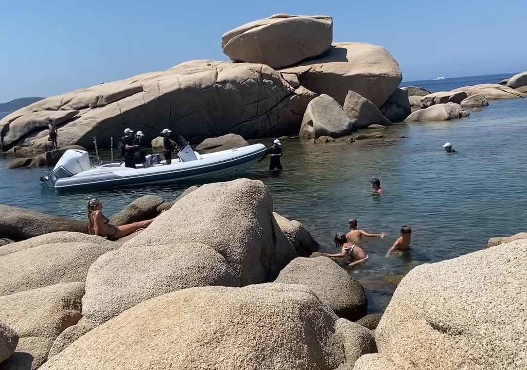 Festa illegale con barbecue di ricconi su spiaggia protetta in Sardegna: arriva la polizia