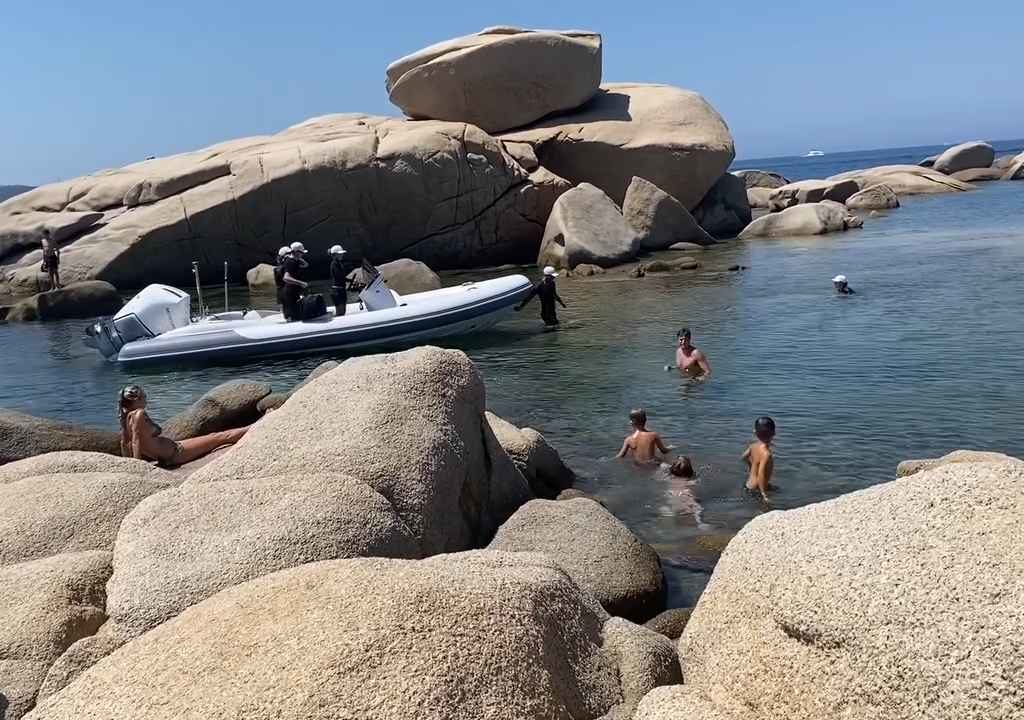 Fête illégale avec barbecue de riches sur une plage protégée en Sardaigne : la police arrive