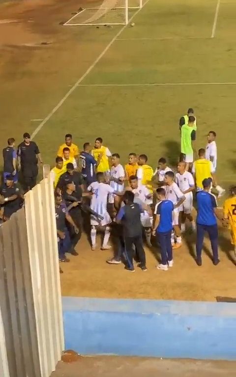 Finaliza el partido y los equipos discuten: la policía dispara al portero, vídeo impactante