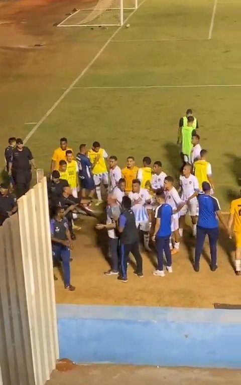 Finaliza el partido y los equipos discuten: la policía dispara al portero, vídeo impactante