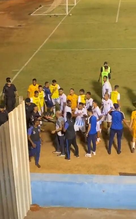 Finaliza el partido y los equipos discuten: la policía dispara al portero, vídeo impactante