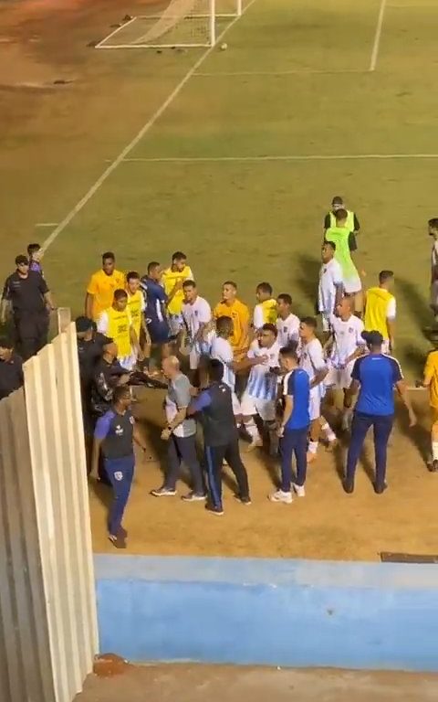 Finaliza el partido y los equipos discuten: la policía dispara al portero, vídeo impactante