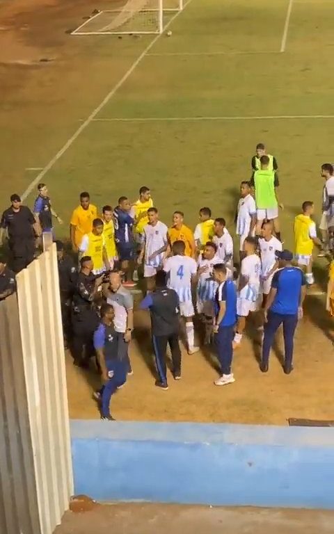 Finaliza el partido y los equipos discuten: la policía dispara al portero, vídeo impactante