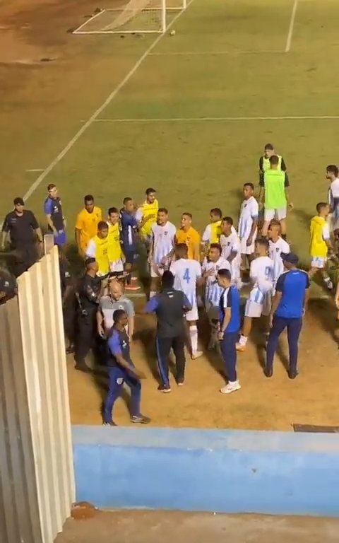 Finaliza el partido y los equipos discuten: la policía dispara al portero, vídeo impactante