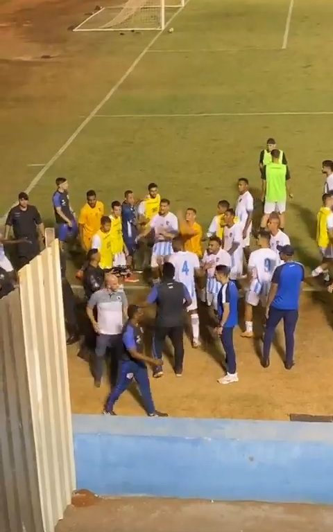 Finaliza el partido y los equipos discuten: la policía dispara al portero, vídeo impactante