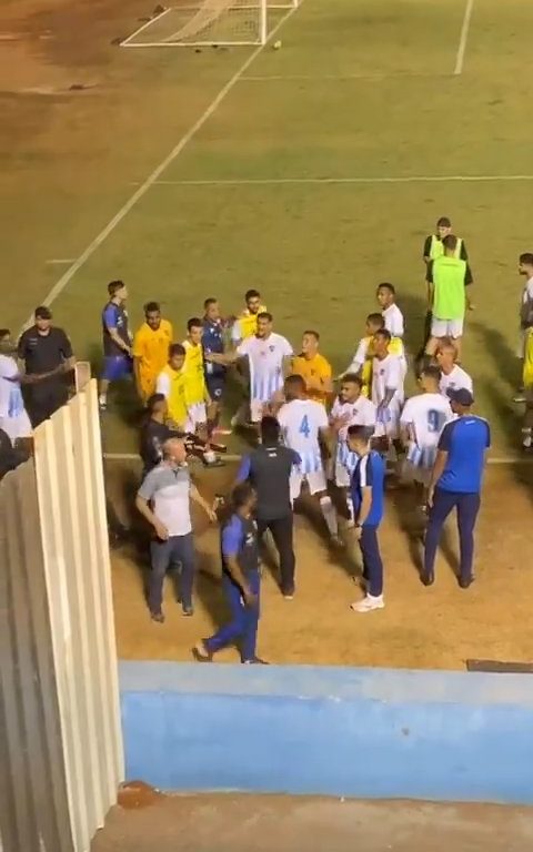 Finaliza el partido y los equipos discuten: la policía dispara al portero, vídeo impactante