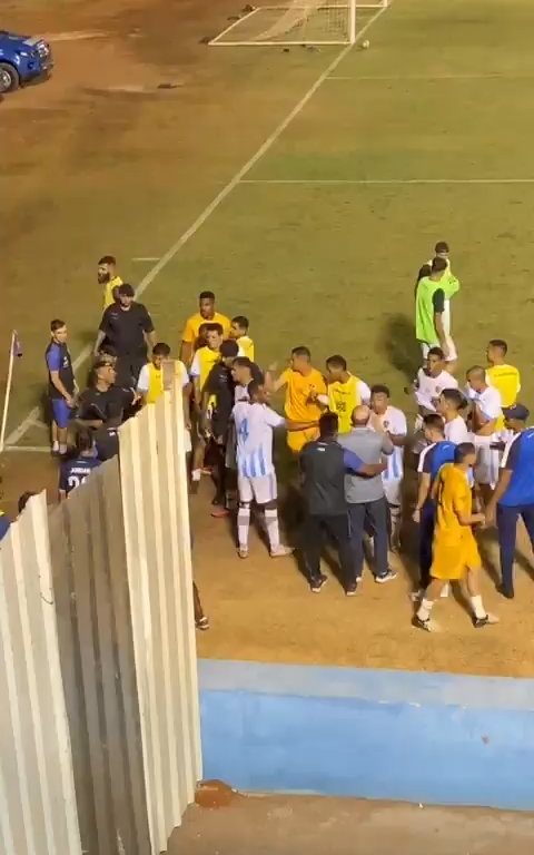 Finaliza el partido y los equipos discuten: la policía dispara al portero, vídeo impactante