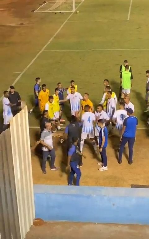 Finaliza el partido y los equipos discuten: la policía dispara al portero, vídeo impactante