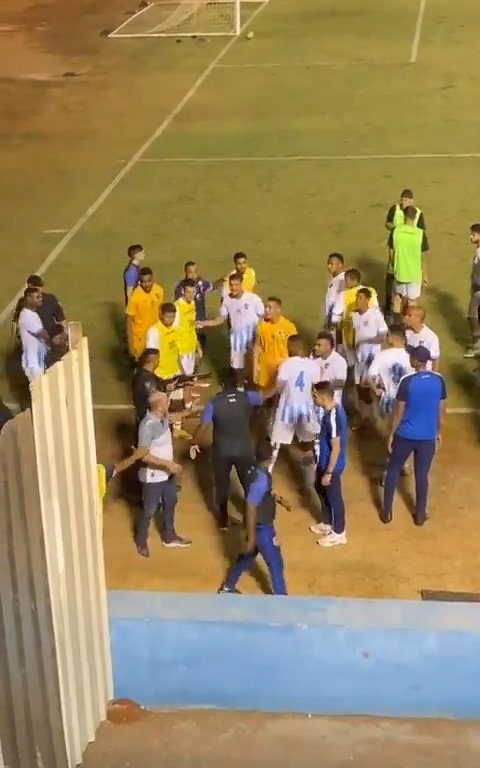 Finaliza el partido y los equipos discuten: la policía dispara al portero, vídeo impactante