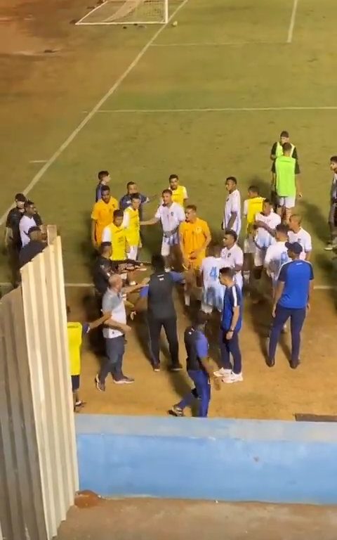 Finaliza el partido y los equipos discuten: la policía dispara al portero, vídeo impactante