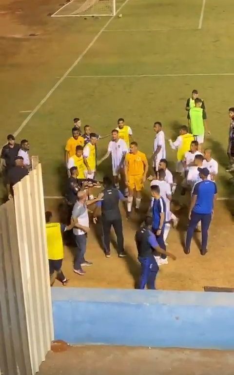 Finaliza el partido y los equipos discuten: la policía dispara al portero, vídeo impactante