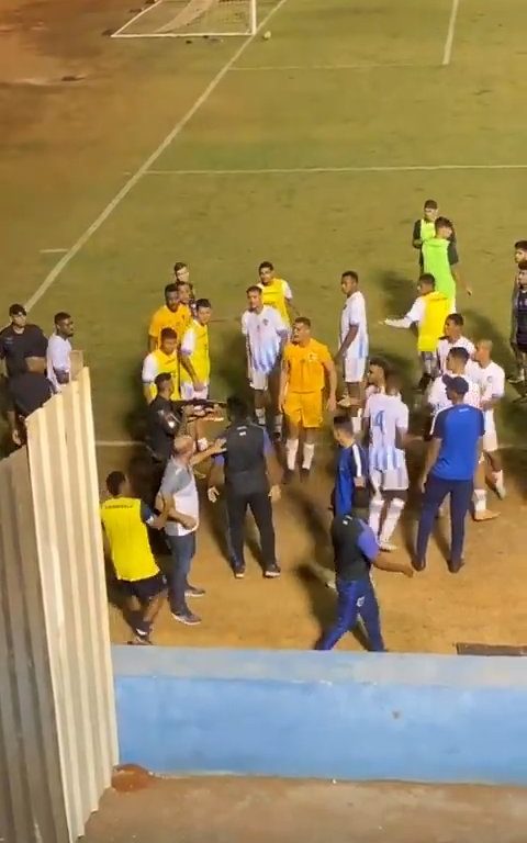 Finaliza el partido y los equipos discuten: la policía dispara al portero, vídeo impactante