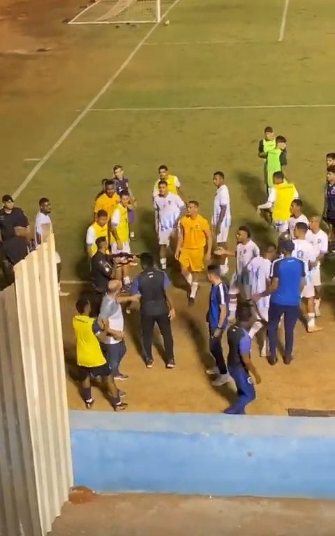 Finaliza el partido y los equipos discuten: la policía dispara al portero, vídeo impactante