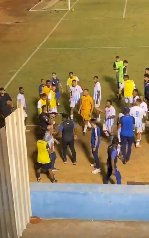 Finaliza el partido y los equipos discuten: la policía dispara al portero, vídeo impactante