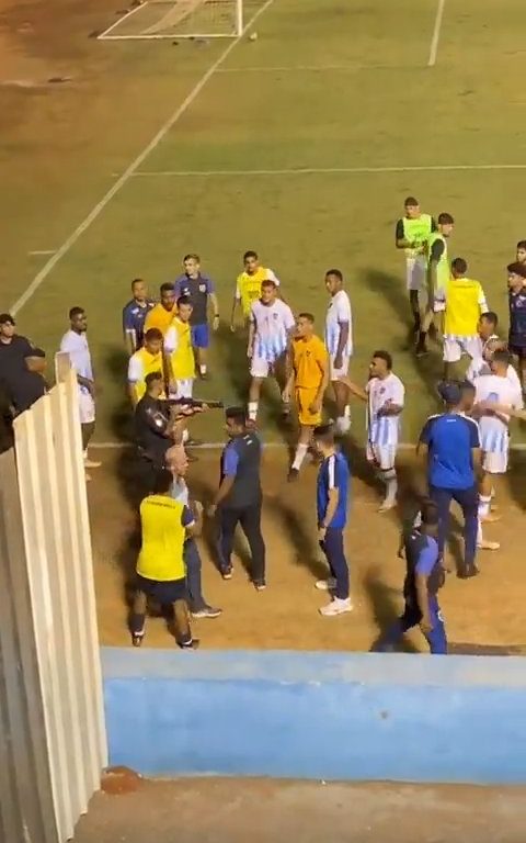 Finaliza el partido y los equipos discuten: la policía dispara al portero, vídeo impactante