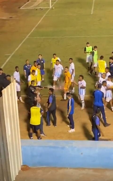 Finaliza el partido y los equipos discuten: la policía dispara al portero, vídeo impactante