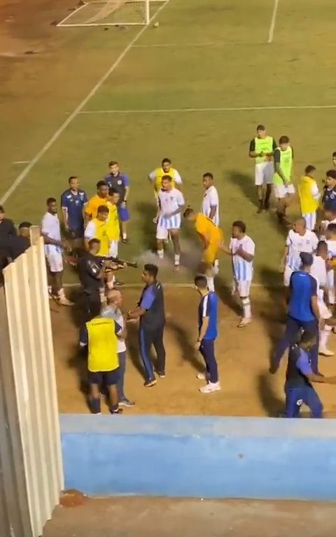 Finaliza el partido y los equipos discuten: la policía dispara al portero, vídeo impactante