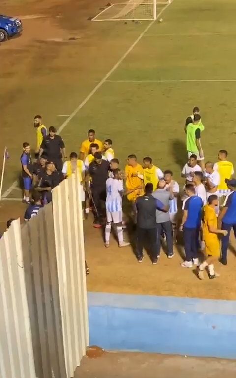 Finaliza el partido y los equipos discuten: la policía dispara al portero, vídeo impactante