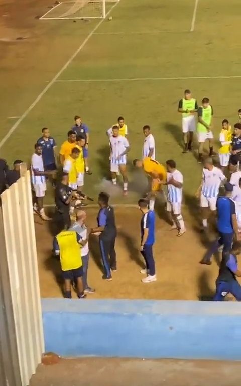 Finaliza el partido y los equipos discuten: la policía dispara al portero, vídeo impactante