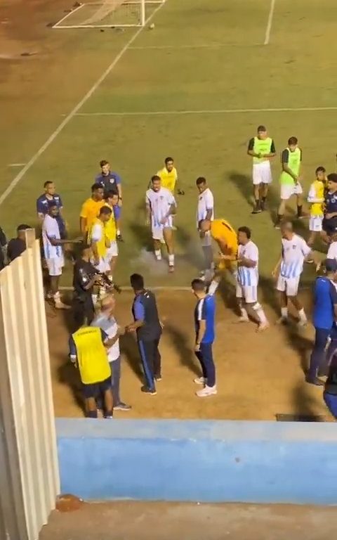 Finaliza el partido y los equipos discuten: la policía dispara al portero, vídeo impactante