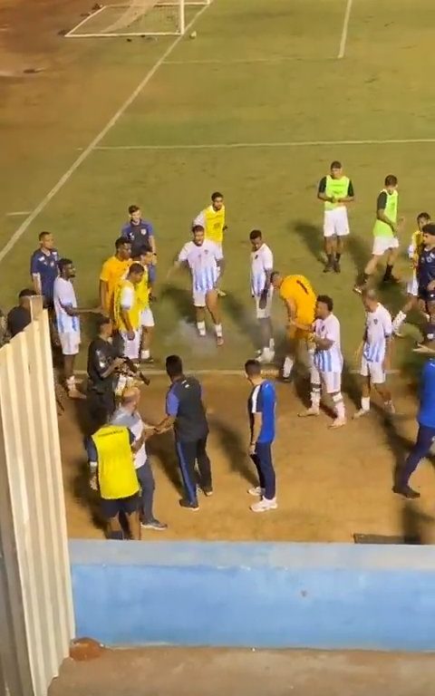 Finaliza el partido y los equipos discuten: la policía dispara al portero, vídeo impactante