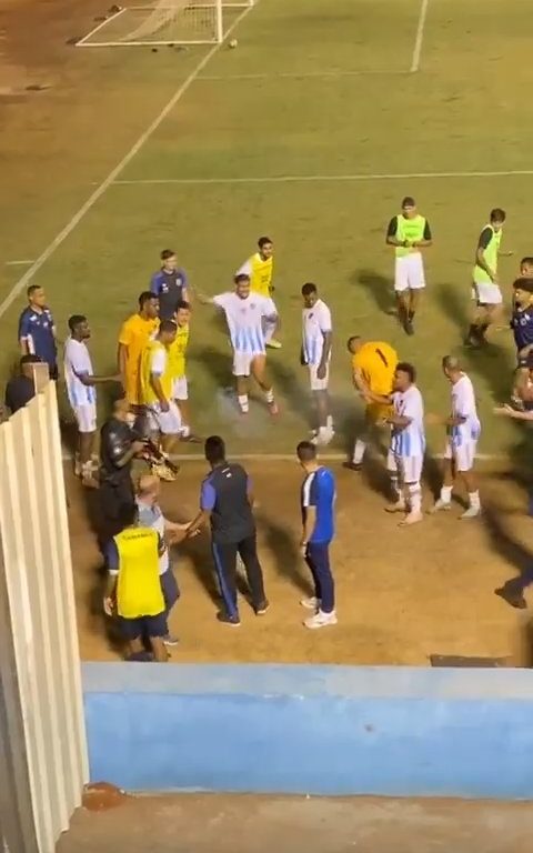 Finaliza el partido y los equipos discuten: la policía dispara al portero, vídeo impactante