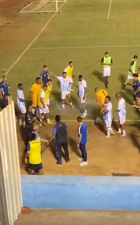 Finaliza el partido y los equipos discuten: la policía dispara al portero, vídeo impactante