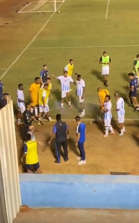 Finaliza el partido y los equipos discuten: la policía dispara al portero, vídeo impactante