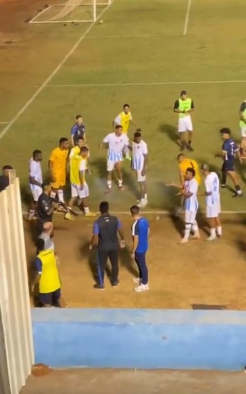 Finaliza el partido y los equipos discuten: la policía dispara al portero, vídeo impactante