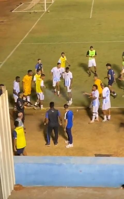 Le match se termine et les équipes se disputent : la police tire sur le gardien, vidéo choquante