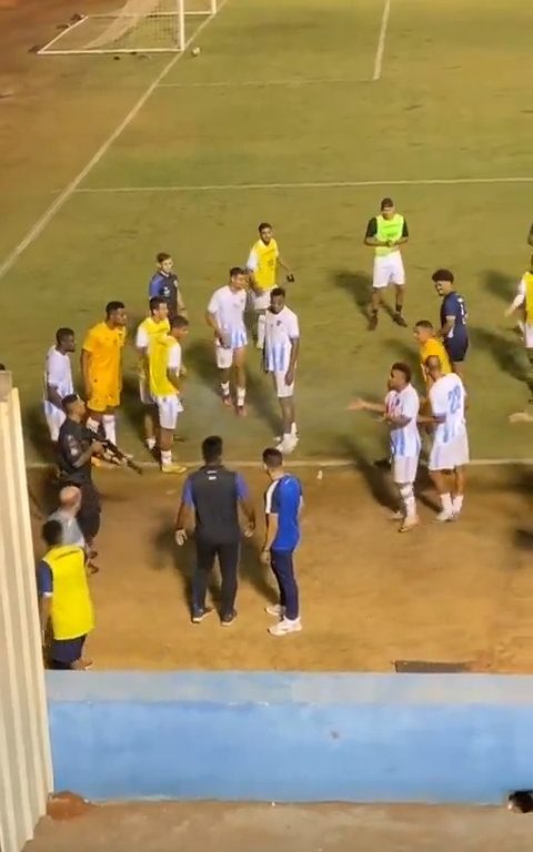 Finaliza el partido y los equipos discuten: la policía dispara al portero, vídeo impactante