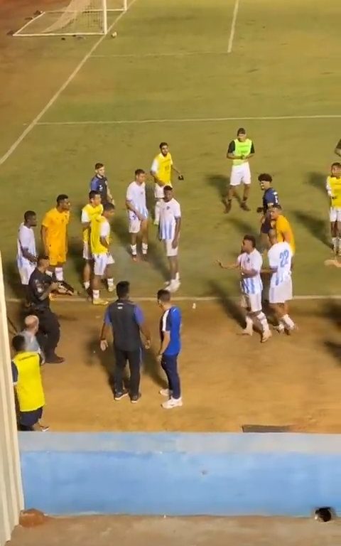 Finaliza el partido y los equipos discuten: la policía dispara al portero, vídeo impactante