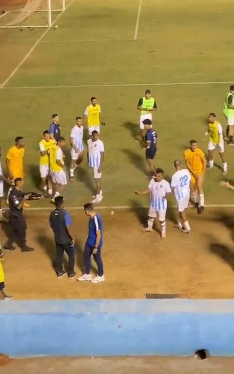 Finaliza el partido y los equipos discuten: la policía dispara al portero, vídeo impactante