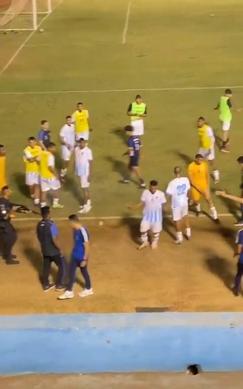 Finaliza el partido y los equipos discuten: la policía dispara al portero, vídeo impactante