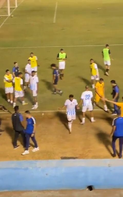 Finaliza el partido y los equipos discuten: la policía dispara al portero, vídeo impactante